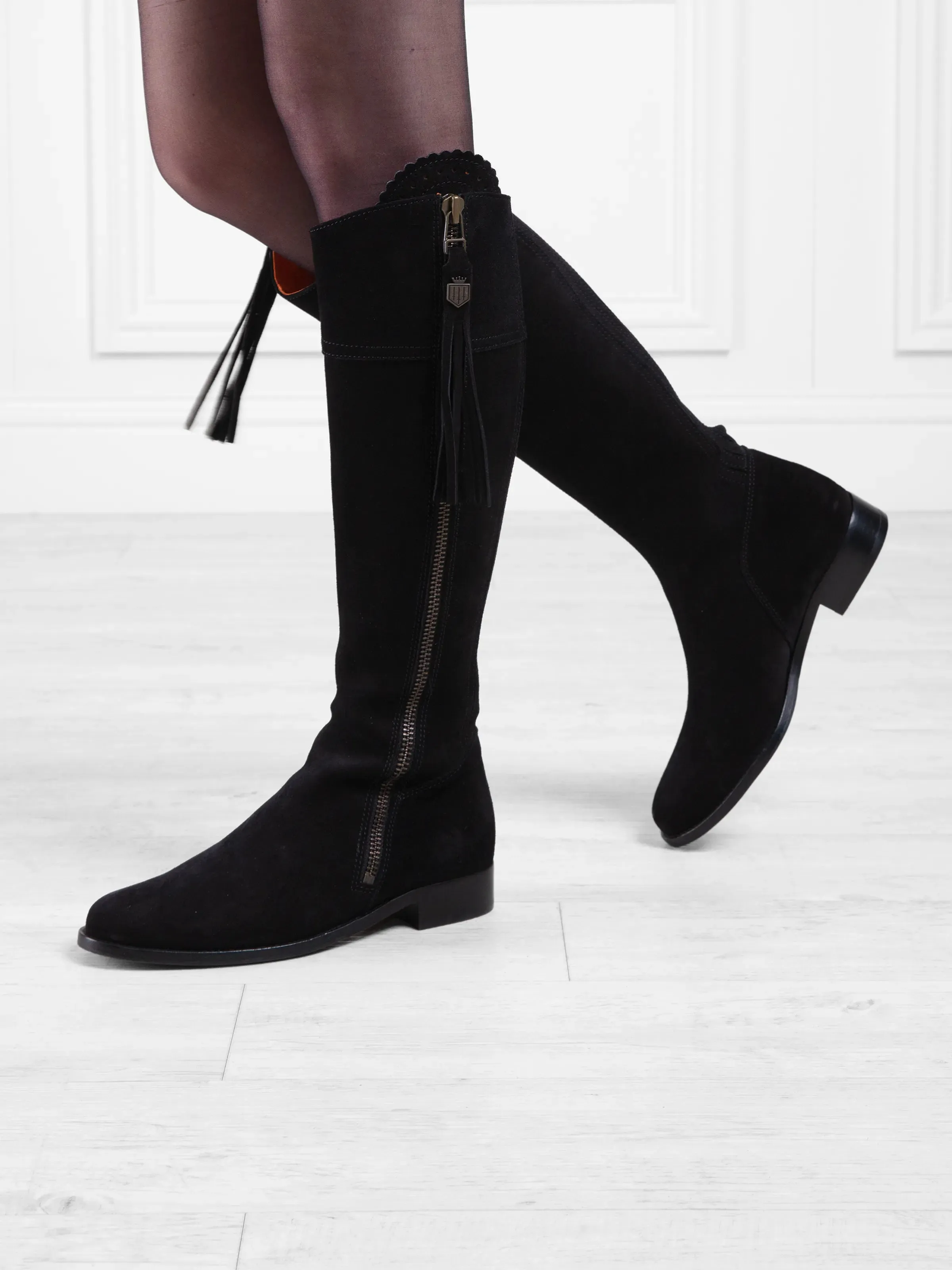 Regina (Regular Fit) - Black Suede